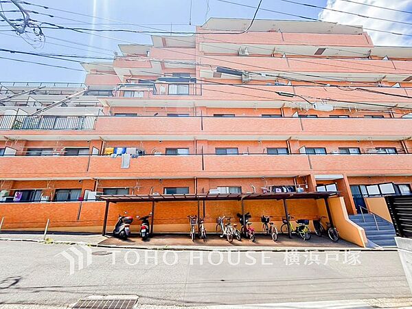 【Appearance】自然と調和するレンガ色の外観をもつマンションです。窓からのぞく暮らしに、やさしさと温もりが溢れています。