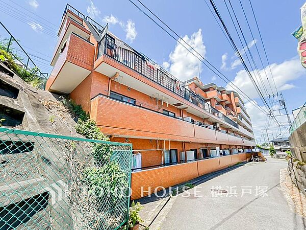 【Appearance】落ち着いた街並みに佇むマンション。周辺には生活施設も点在し、日々の暮らしをイメージしやすい住環境です。現地では建物の雰囲気や周辺の街並みをあわせてご確認いただけます