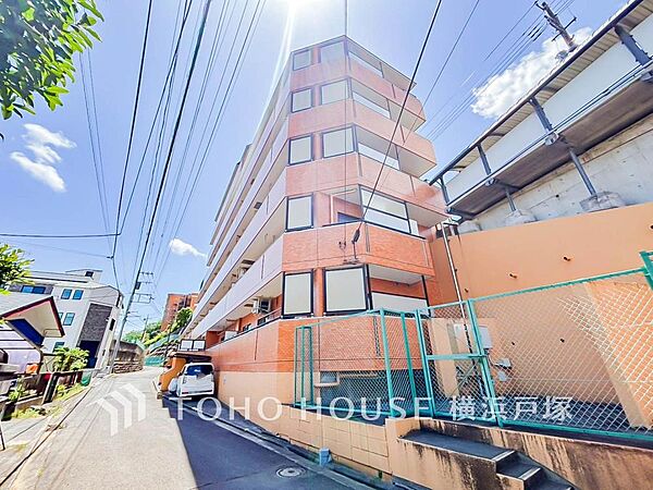 【Appearance】穏やかな風と陽光を導き、プライバシーに配慮された設計プランを採用し、居住性を一段と心地よいものにしています。周辺環境とのコラボレーションにより明るく開放的な空間を演出。