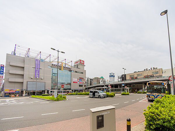 JR横浜線「中山」駅(1100m)「横浜」駅へはJR横浜線で約23分、「新横浜」駅へは約10分。市営地下鉄グリーンラインの始発駅。