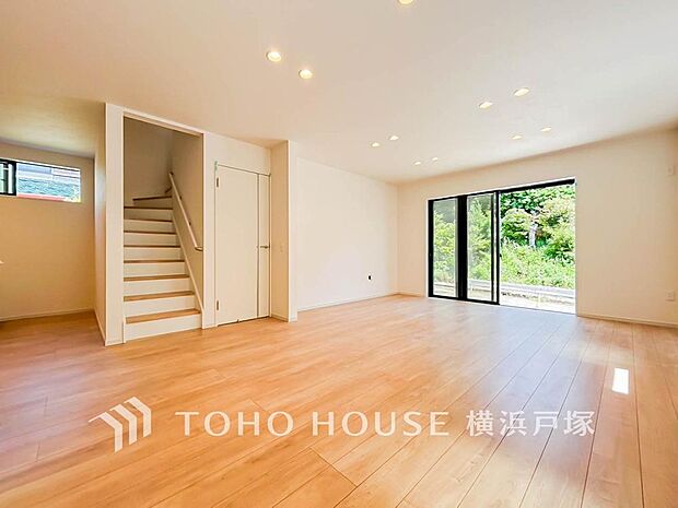 「Living room」光と風が溢れる開放的なリビングダイニングには自然と家族みんなが集まってきます。明るく穏やかな空気の中で飲んだり、食べたり、笑ったり。