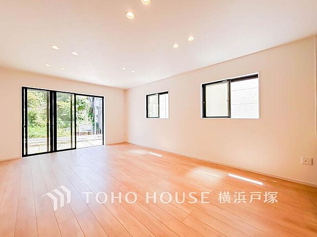 「Living room」広々としたリビングダイニングは、シックでモダンな内装。落ち着いた雰囲気に包まれて、伸びやかな空間の中で、ゆったりと家族団らんのひとときを過ごせます。