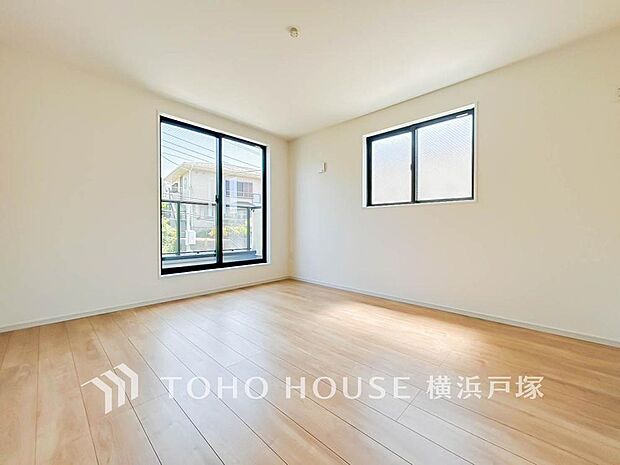 「Room」大きな窓からたっぷりと陽光が注がれる明るい空間。家族の成長に対応できる永住仕様の間取り。時を忘れて過ごす場所として過ごせるお部屋。