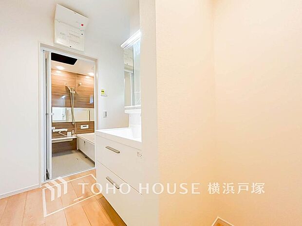 「Powder room」ご家族の1日が始まり、1日の終わりを締めくくる洗面空間。快適に過ごせることはもちろん、気品や優雅さを兼ね備えたパウダールームです。
