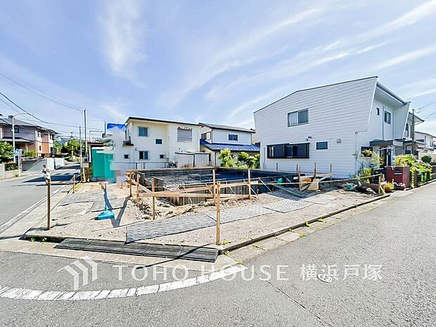 「Frontal road」周辺に建ち並ぶ邸宅も、それぞれに個性がありながらも全体的に瀟洒な雰囲気を醸し出している邸宅街の一角。