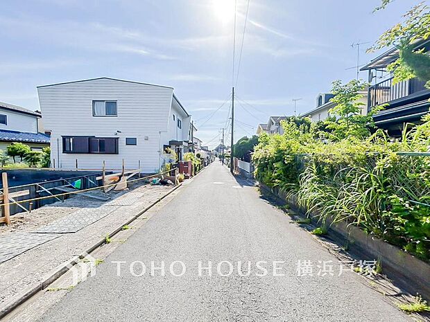 「Frontal road」忙しく過ぎゆく日常を置き去るほど、ゆったりした時間が流れる住環境。「快適」は「家」と「街」と「環境」が調和した時に訪れるだと改めて感じさせてくれます。