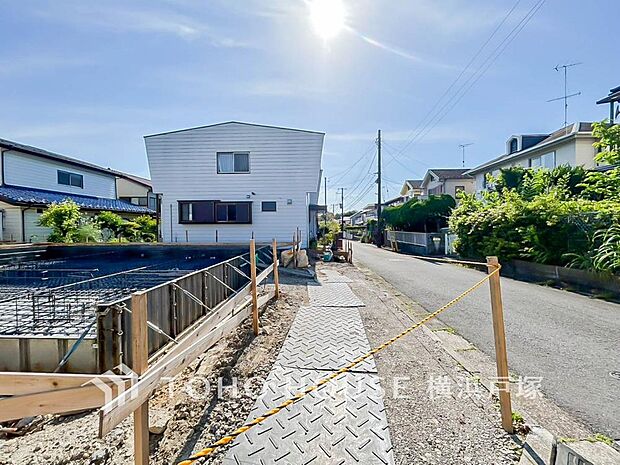 「Car space」住まいの外観と調和するカースペース。お車の乗り降りや荷物の出し入れも行いやすい駐車スペースです。