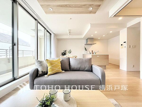 【Living room】一日の中で多くの時間を過ごすことになる住まいだからこそ、いつも穏やかな空間であるように心掛けています。構成する建材などへの配慮が、住まう方の健康を守ります。