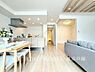 リビング/ダイニング：【Living room】家族みんなが爽やかに健やかに過ごせるように、溢れる光をたっぷり取り込んだリビングダイニング。集いの場、憩いの場としての快適性を求めたやすらぎの空間です。