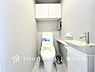 トイレ：【Toilet】いつまでも清潔な空間であって頂けますように、目に留まるだけではなく、汚れをふき取り易いフロアと壁紙をチョイス致しました。洗浄便座になっておりますので、とても清潔にご使用いただけます。