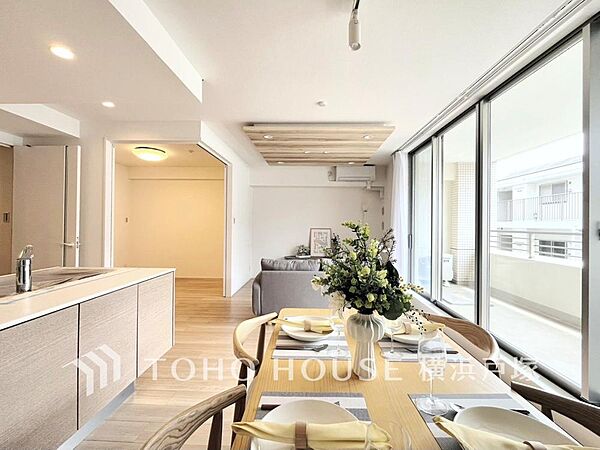 【Living room】広々としたリビングダイニングは、シックでモダンな内装。落ち着いた雰囲気に包まれて、伸びやかな空間の中で、ゆったりと家族団らんのひとときを過ごせます。