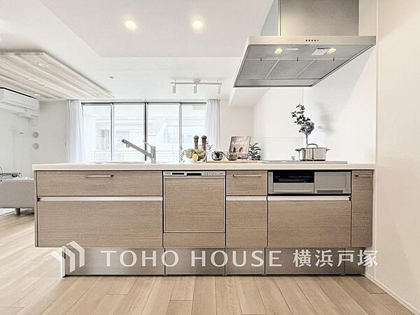 【Kitchen】ご家族みんなで調理ができる位のスペースを実現したキッチン空間となっております。みんなで作った料理を召し上がりながらの会話は、どのような物になるのでしょうか。