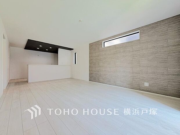 【Living room】広々としたリビングダイニングは、シックでモダンな内装。落ち着いた雰囲気に包まれて、伸びやかな空間の中で、ゆったりと家族団らんのひとときを過ごせます。