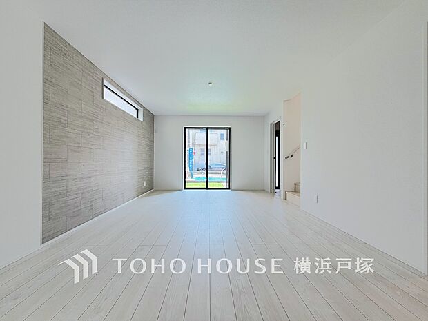 【Living room】柔らかな色合いのフローリングと清潔感の溢れるクロスが明るい空間を創り出しているリビングダイニング。憩いの場に相応しく、ここで楽しむ家族の時間が絆をより深めてくれそうです。