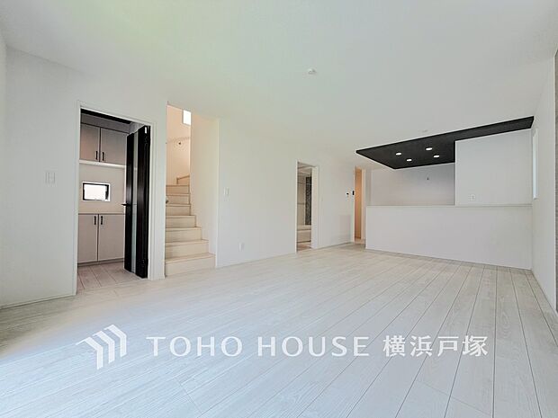 【Living room】家族みんなが爽やかに健やかに過ごせるように、溢れる光をたっぷり取り込んだリビングダイニング。集いの場、憩いの場としての快適性を求めたやすらぎの空間です。