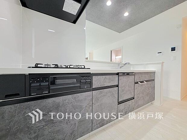 【Kitchen】ご家族みんなで調理ができる位のスペースを実現したキッチン空間となっております。みんなで作った料理を召し上がりながらの会話は、どのような物になるのでしょうか。