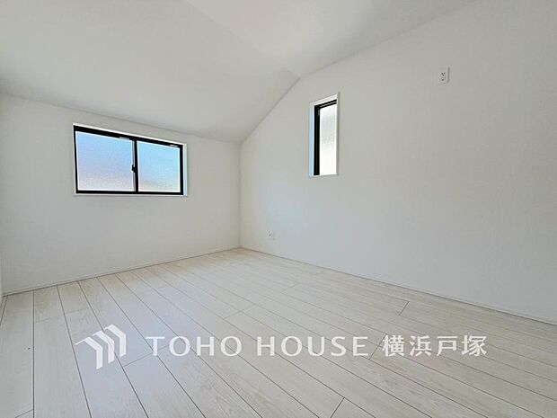 【Room】穏やかな風と陽光を導き、プライバシーに配慮された設計プランを採用し、居住性を一段と心地よいものにしています。明るく開放的な空間を演出しております。