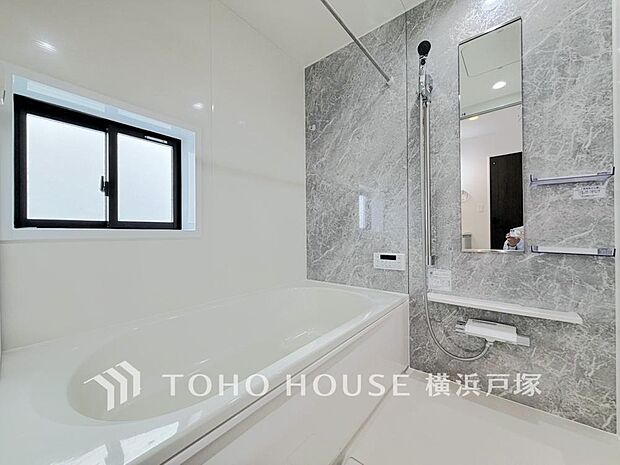 【Bathroom】上質が感じられるカラーリングで、清潔な空間美を実現。一日の疲れが癒される優雅なバスタイムを堪能できるゆとりあるバスルームです。