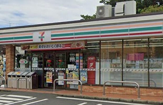 駅前の鼓動にリンクするスマートステーション。質の高い商品が、朝から夜まで変わらぬ充足感を届けます。