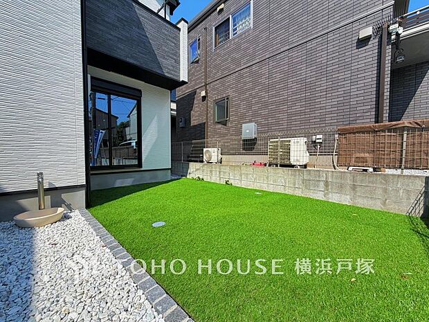 【Garden】綺麗にデザインされたお洒落なお庭スペース。広さもあるのでお子様が遊んだり、ペットと戯れたりと楽しい時間を過ごせます。