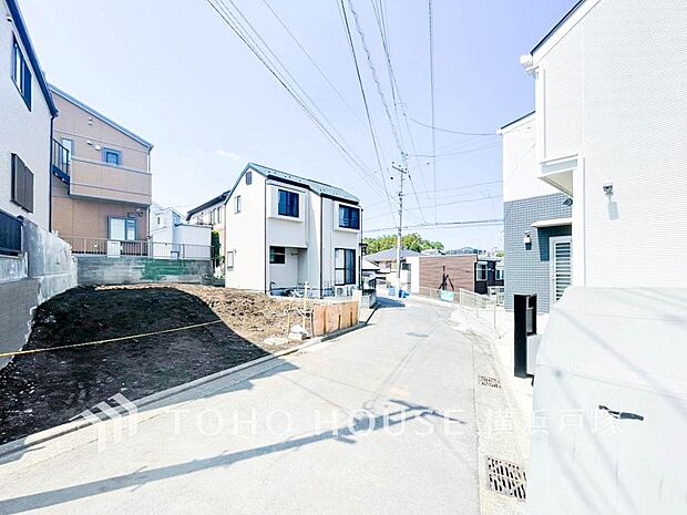 【Frontal road】忙しく過ぎゆく日常を置き去るほど、ゆったりした時間が流れる住環境。「快適」は「家」と「街」と「環境」が調和した時に訪れるだと改めて感じさせてくれます(2026年5月撮影)