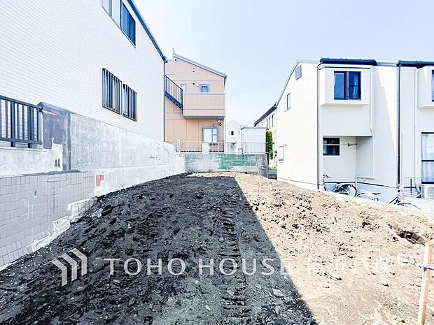 【Appearance】開放感たっぷりのこの土地に、光と風を感じる住まいが誕生予定。新しい日常が待っています。(2026年5月撮影)