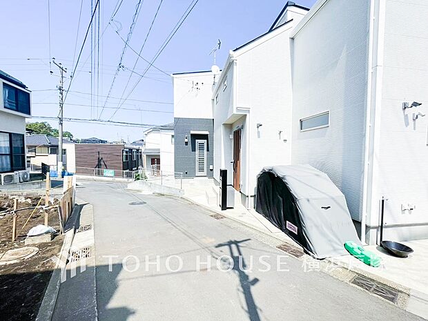 【Frontal road】穏やかな街並みの中で、陽光と開放感を感じながら暮らせる魅力ある住環境です。