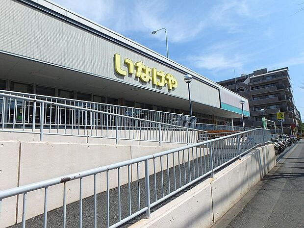 毎日の食卓を彩る食料品が品揃え豊富に揃います。新鮮さを、お安く、心を込めてがモットーです。駐車場も広く買い物もしやすいです。焼き立てのパンもおいしいです。