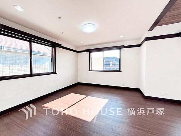【Living room】ご家族やお客様との時間など、多くの時を刻む空間。何気なく過ぎる時でさえも上質なひと時となる快適な空間を目指して。
