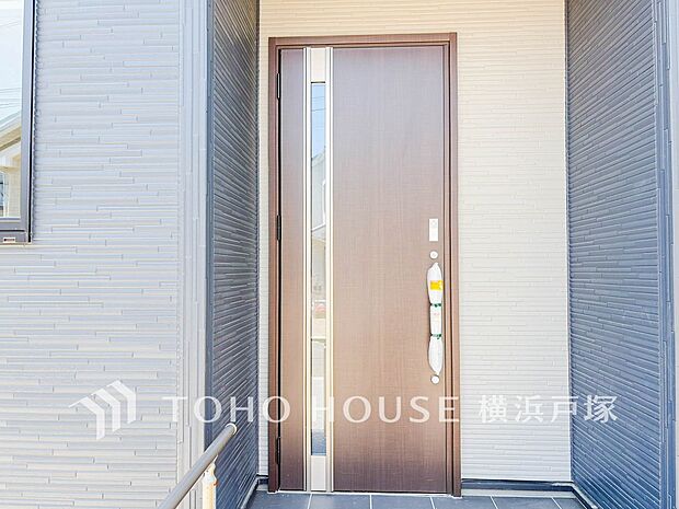 【Entrance】帰宅するたびに気分が上がる、洗練された雰囲気が漂うセンスの良い玄関空間。住まいの第一印象をさりげなく演出します。