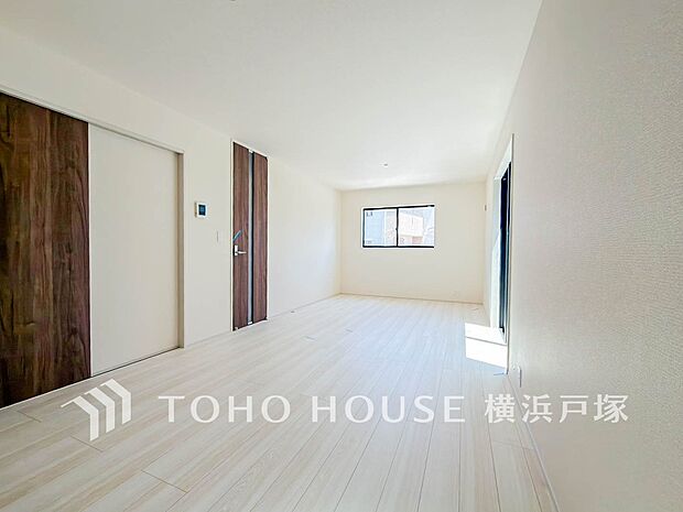 【Living room】くつろぎと交流の中心、広がる空間。温もりと光に包まれたリビングで、家族の絆が深まる毎日を。