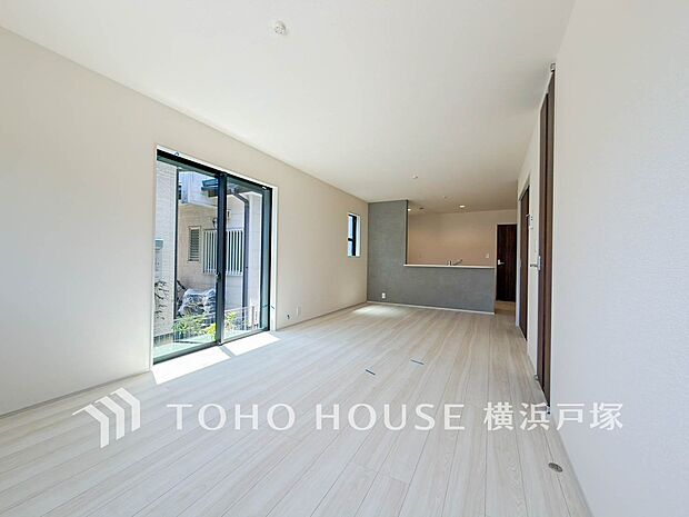 【Living room】家族が自然と集まる、心地よい時間が流れるリビング空間。ゆったりとした雰囲気の中で、くつろぎの時間を楽しめます。