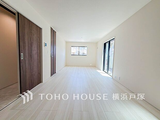 【Living room】シンプルで居心地の良いリビングスペース。家族の時間をゆったり楽しめる、温もりを感じる住まいの中心。