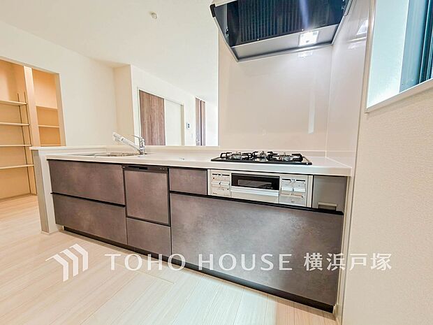 【Kitchen】手元の収納から、足元の収納までが全てスライド式で、奥のスペースまで有効に活用できます。奥まで上から見渡せるので、たまにしか使わない調理器具もサッと取出せます。