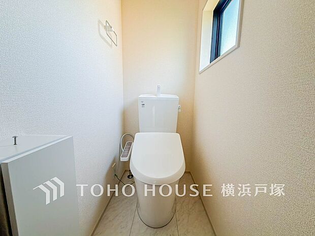 【Toilet】いつまでも清潔な空間であって頂けますように、汚れをふき取り易いフロアと壁紙をチョイス致しました。