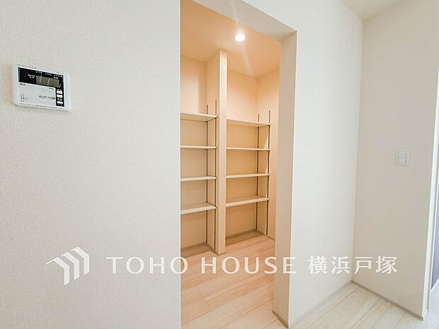 【Pantry】本邸宅には奥様にも安心して頂ける様、パントリーをご用意いたしました。お買い物のストック分やその他の収納など、大容量の収納スペースとなっております。是非、現地をご確認下さい。