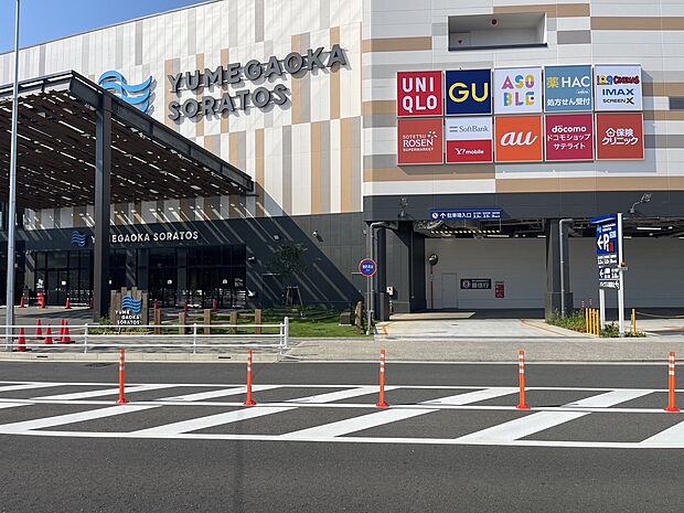 ショッピング、飲食、アミューズメントが楽しめ、地域住民に親しまれるスポットです。家族連れや友人同士で訪れる人が多く、駅近でアクセスも便利な点が魅力です。