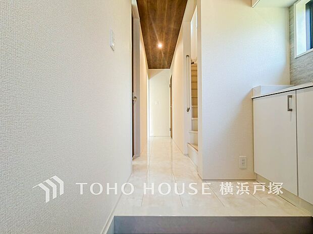 【Hallway】上質感漂う玄関と廊下。居住者の帰り、訪れる方を優しく迎える・安らぎに満ちた生活空間を予感させる。健やかな暮らしを楽しめそう。