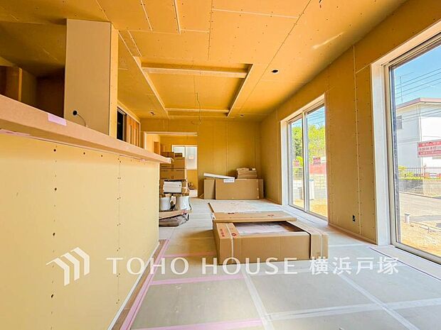 【Living room】ここにはみんなが集い、食事と楽しい会話が始まる。話に夢中になりすぎて、ついつい時を忘れてしまう。そんな束の間の幸せを感じさせてくれる場所。(2026年5月撮影)
