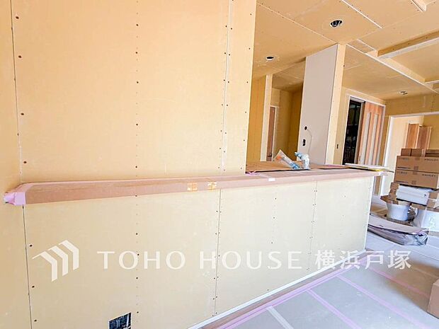【Kitchen】内装の主役でもあり、日常活躍する重要な水回りでもあるからこそ機能性・デザイン性に力を入れております。お手入れのしやすいシステムキッチンを採用しております。(2026年5月撮影)