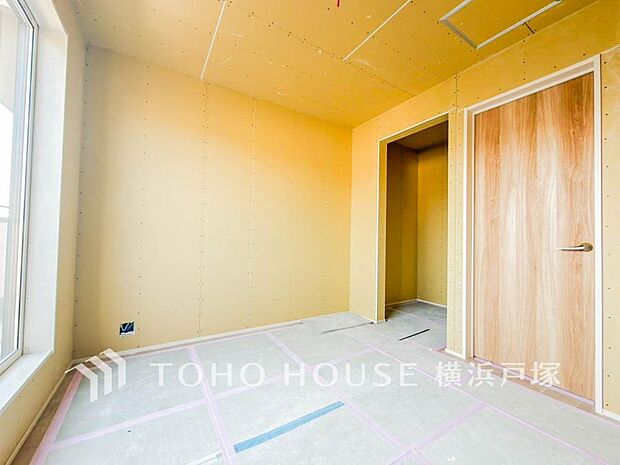 【Room】採光もアクセントの一つとして。プライベートルームにはやさしい光が射し込んでいて、この明るい好みの空間で読書をしたり、音楽を聞いたりと一人の時間も充実したものにできます(2026年5月撮影)