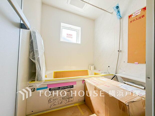 【Bathroom】1日の疲れを癒すバスルームは、心地よいリラックスを叶える清潔感溢れる美しい空間です。心からゆったりと寛いでいただけるよう、ゆとりのスペースを確保してます。(2026年5月撮影)
