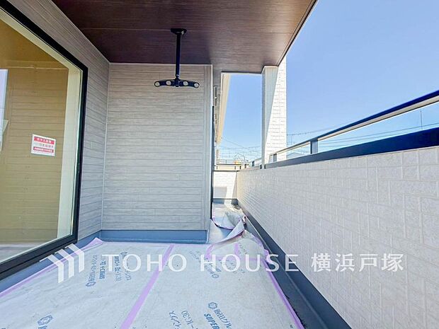 【Balcony】気持ちのいい空が見渡せる広いバルコニー。爽やかな風を感じて、心躍る素敵な暮らしがはじまります。(2026年5月撮影)