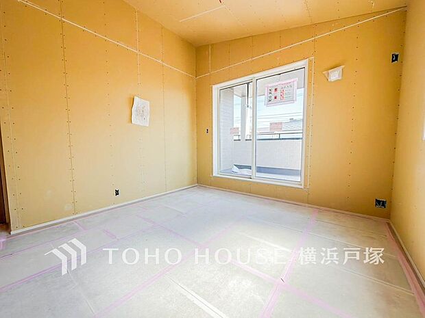 【Room】穏やかな風と陽光を導き、プライバシーに配慮された設計プランを採用し、居住性を一段と心地よいものにしています。明るく開放的な空間を演出しております。(2026年5月撮影)