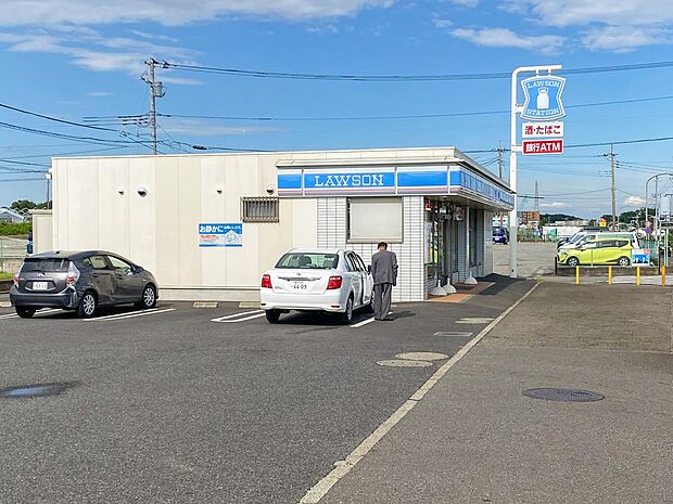 飲食料品や生活雑貨を取り揃え、周辺住民や通勤・通学者に便利なサービスを提供しています。ATMや宅配便受付などもあり、地域の暮らしをサポートしています。