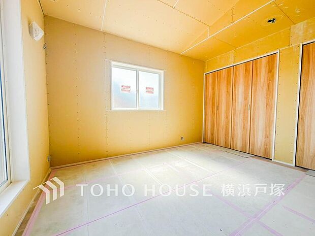 【Room】大きな窓からは快適な光を取り入れ、通気性能を上げる事で居心地の良い空間を演出します。多くの時間を過ごす住まいだからこそ、いつも快適な場所であるように心掛けています。(2026年5月撮影)