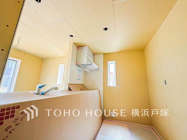 【Kitchen】家事動線やリビングとのつながりに配慮し、食事の準備や片付けなどの家事を楽しくするキッチンスペースに仕上げました。(2026年5月撮影)