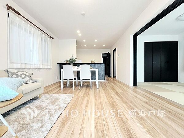 【Living room】家族みんなが爽やかに健やかに過ごせるように、溢れる光をたっぷり取り込んだリビングダイニング。集いの場、憩いの場としての快適性を求めたやすらぎの空間です。