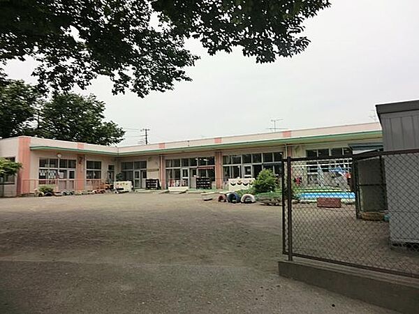 公立認可保育園です。緑豊かな環境と平屋建ての園舎を生かし、のびのびとした雰囲気が特徴。子どもの主体性を育む保育や異年齢交流を大切にしています。