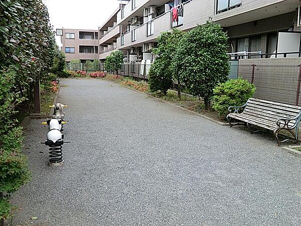 閑静な住宅街に位置するスタンダードな公園です。平成初期に整備され、敷地内にはスプリング遊具や水飲み場が設置されています。お散歩の途中にふらりと立ち寄れる、地域に親しまれている憩いの場です。